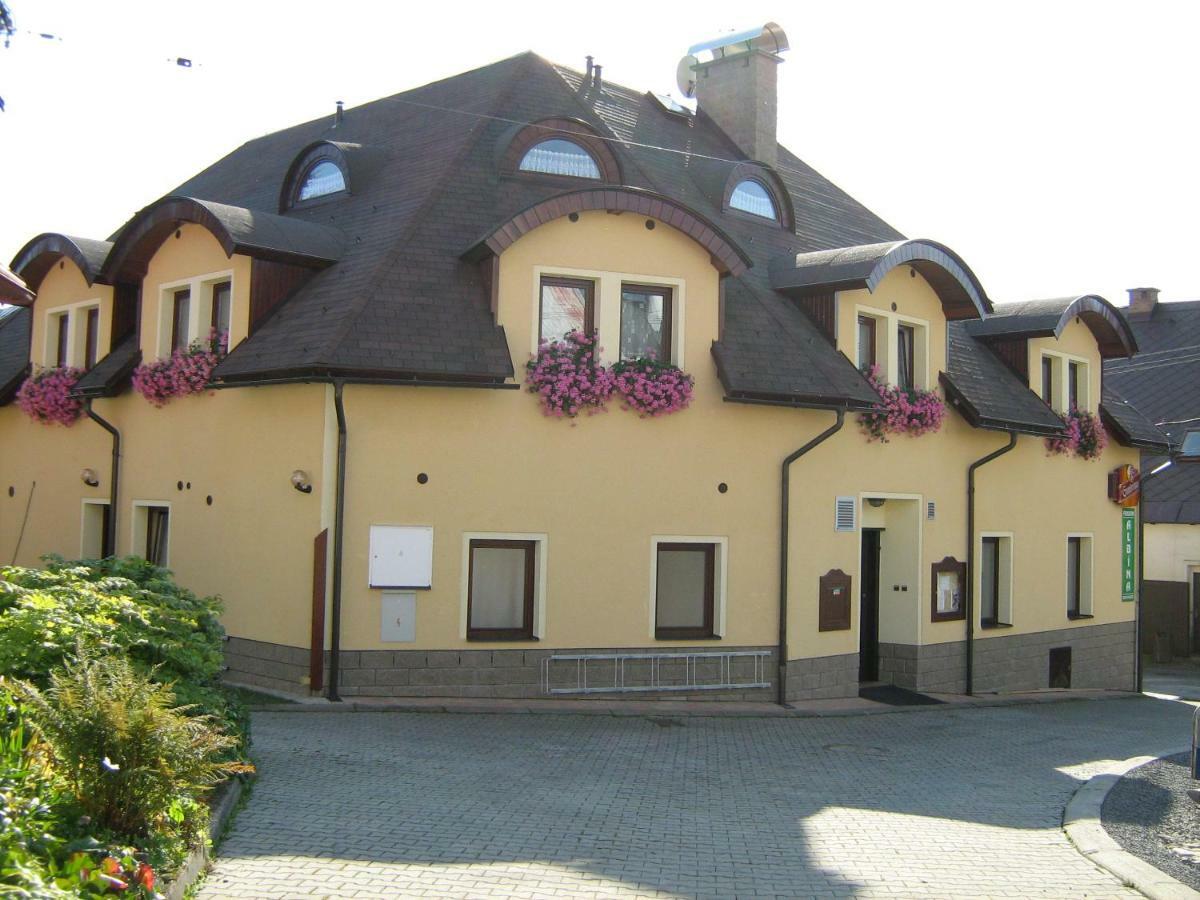 Penzion Albina - Restaurace Vysoké nad Jizerou Buitenkant foto